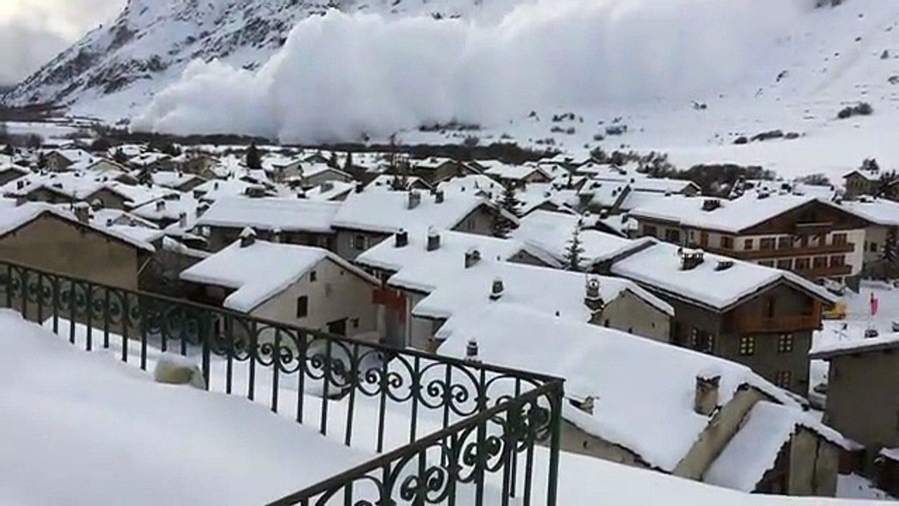 Avalanche em vila dos Alpes franceses
