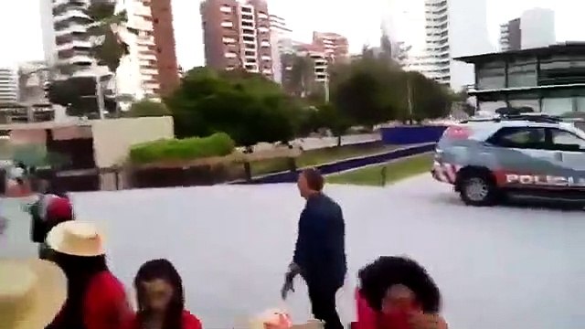 Policias agridem mulheres em manifestação