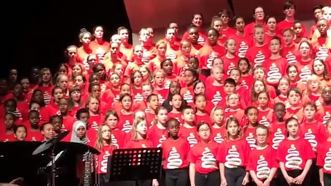 Crianças canadianas dão as boas vindas aos refugiados com música em árabe