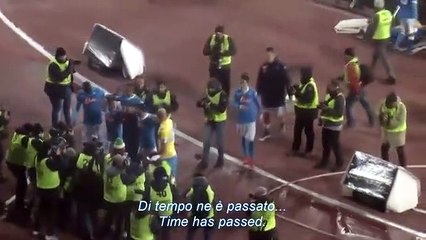 Adeptos do Nápoles entoam cântico do clube