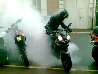 burn moto avec un tuono 1000