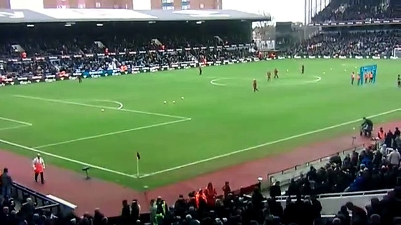 'Miúdo' do West Ham deixa jogador do Liverpool de mão estendida