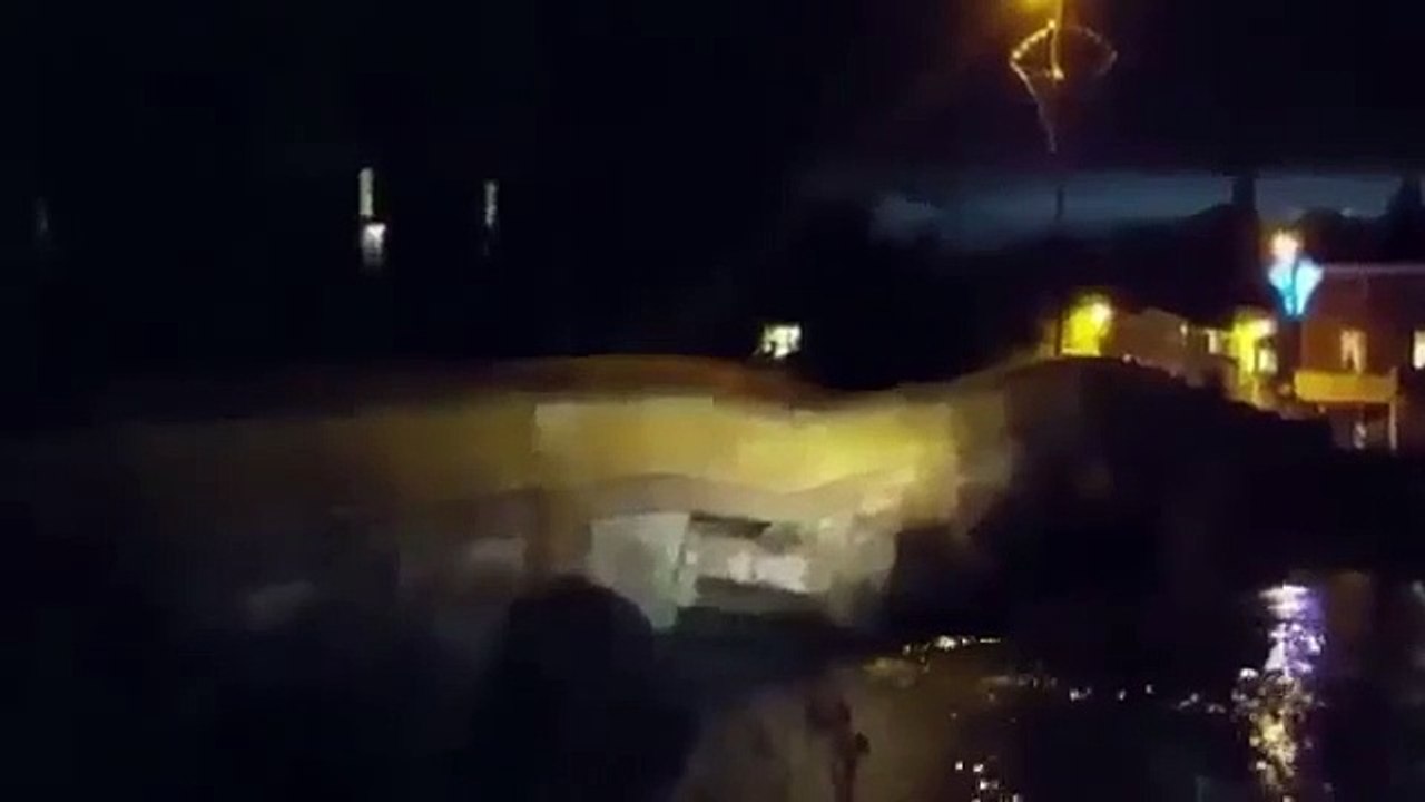 Ponte colapsa devido às fortes chuvadas