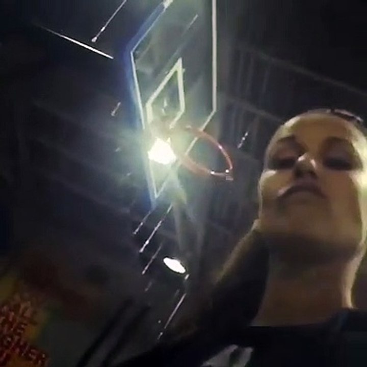 Rita Pereira encesta com a ajuda do namorado