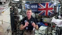 Astronauta mostra como é beber água no Espaço