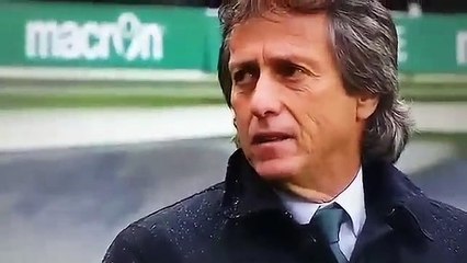 Jorge Jesus canta música com adeptos