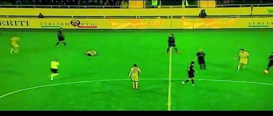 Entrou em campo e foi expulso... 32 segundos depois