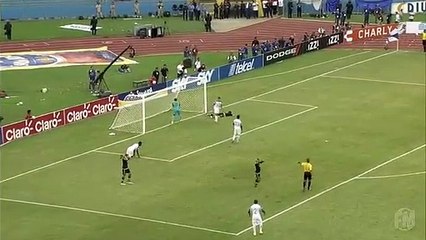 Raul Jiménez falha golo de forma incrível pelo México
