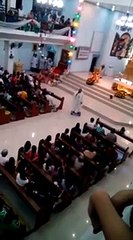 Padre foi suspenso depois de dar missa numa 'hoverboard'