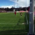 Douglas Costa marca grande golo no treino do Bayern Munique