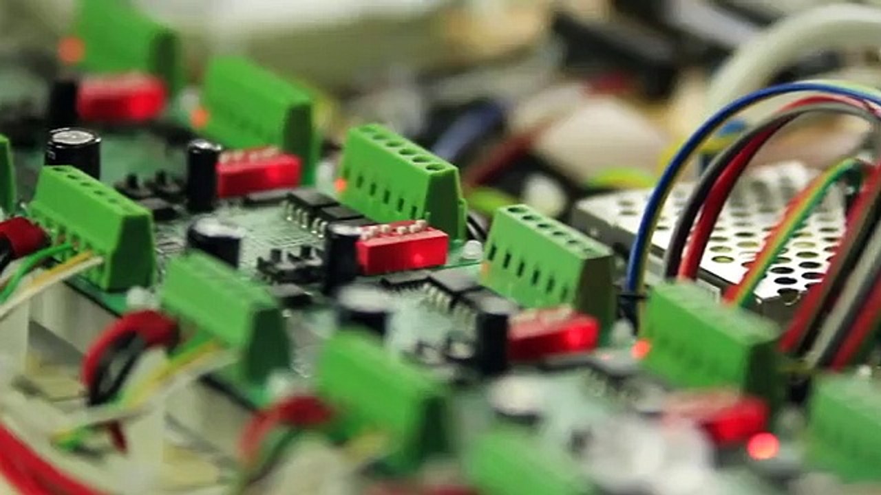 Acompanhe se conseguir. Robot resolve cubo de Rubik em 0,887 segundos