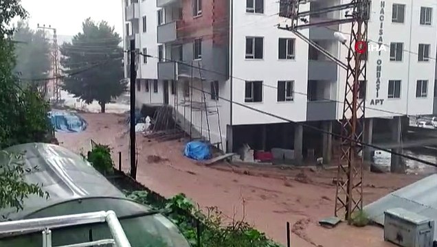 Aşırı yağışlarda çay taştı, birçok araç ve işyeri su altında kaldı