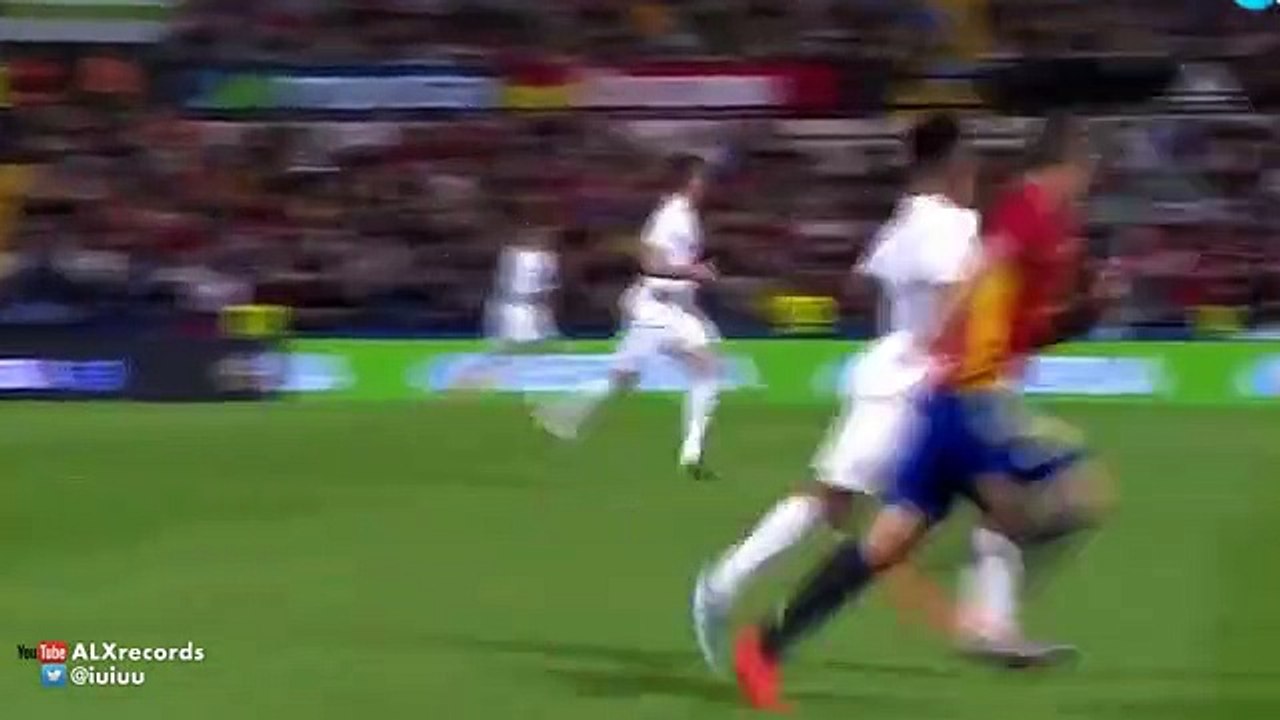 Mario responde a passe de Fàbregas com um golo...