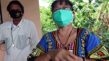 อ่างทอง สุดทึ่งสาวกู้ภัยจับลูกงูเหลือมแอบซุกซ่อนตัวในหลังคาบ้านยายวัย60ปี