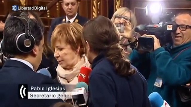 Troca de galhardetes entre Celia Villalobos e Pablo Iglesias