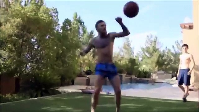 Lutador de MMA mostra a muitos futebolistas como se trata a bola