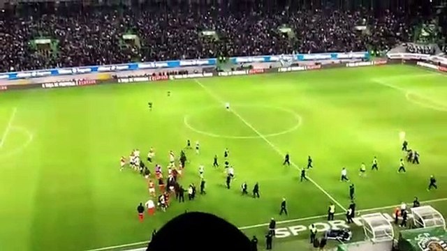Adeptos do Sporting cantam bailando