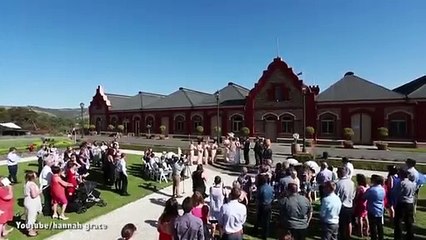 Criança interrompe casamento e deixa todos a rir