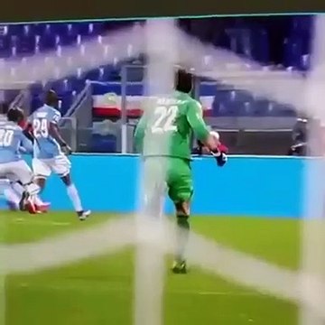 Guarda-redes da Lazio lesiona-se... a festejar um golo