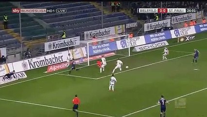 Guarda-redes do St. Pauli faz defesa do outro mundo