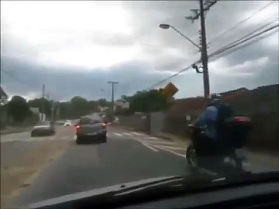 Vento leva telhado inteiro de casa em Blumenau. Assista ao momento