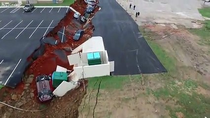 Estrada colapsa e engole 12 carros