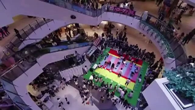 Centenas de bebés batem recorde do Guinness a gatinhar