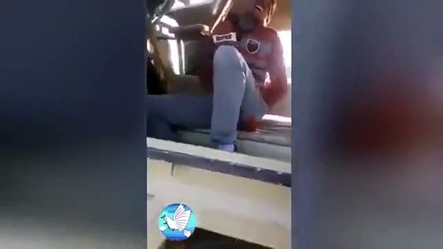 Combatente do ISIS chora pela vida quando capturado pelos turcos