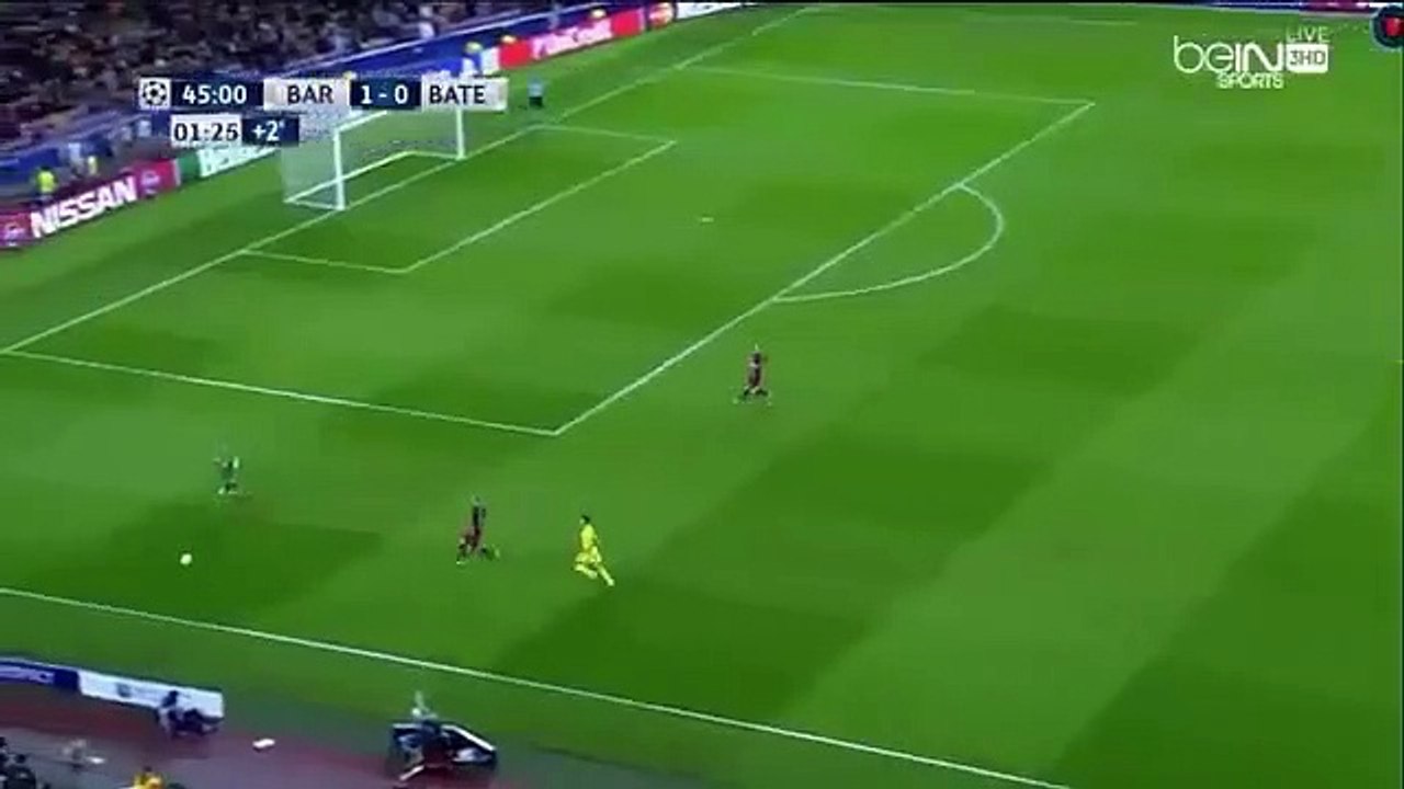 Guarda-redes do Barcelona mostra aos defesas como se faz