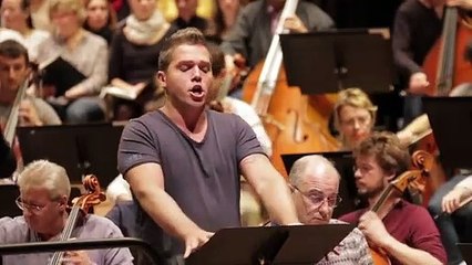 Tem músculos, tem tatuagens e… é tenor