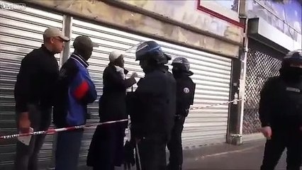 Homem tenta mexer em arma de polícia francês