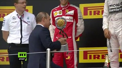 A felicidade de Hamilton era tanta que até Putin levou um 'banho'