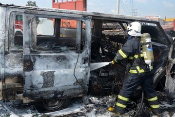 Park halindeki minibüs patlayarak alev topuna döndü