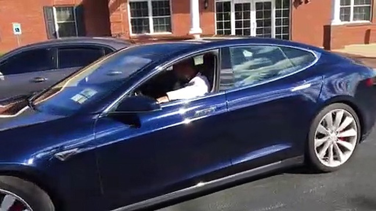 Parqueamento automático da Tesla num minuto