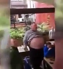 Estava farta de ouvir os clientes cantar. Veja o que fez