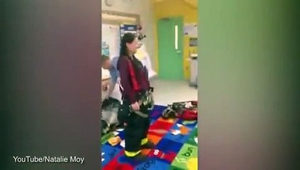 Vestiu a namorada de bombeira perante a turma e fez o inesperado