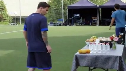 Até com uma laranja Messi faz ‘sumo’