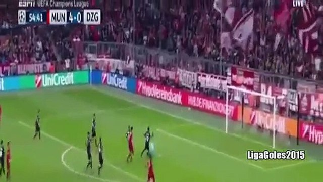 Jogada perfeita do Bayern termina com golo de classe de Lewandowski