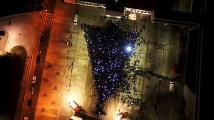 maior árvore de Natal humana iluminada do mundo