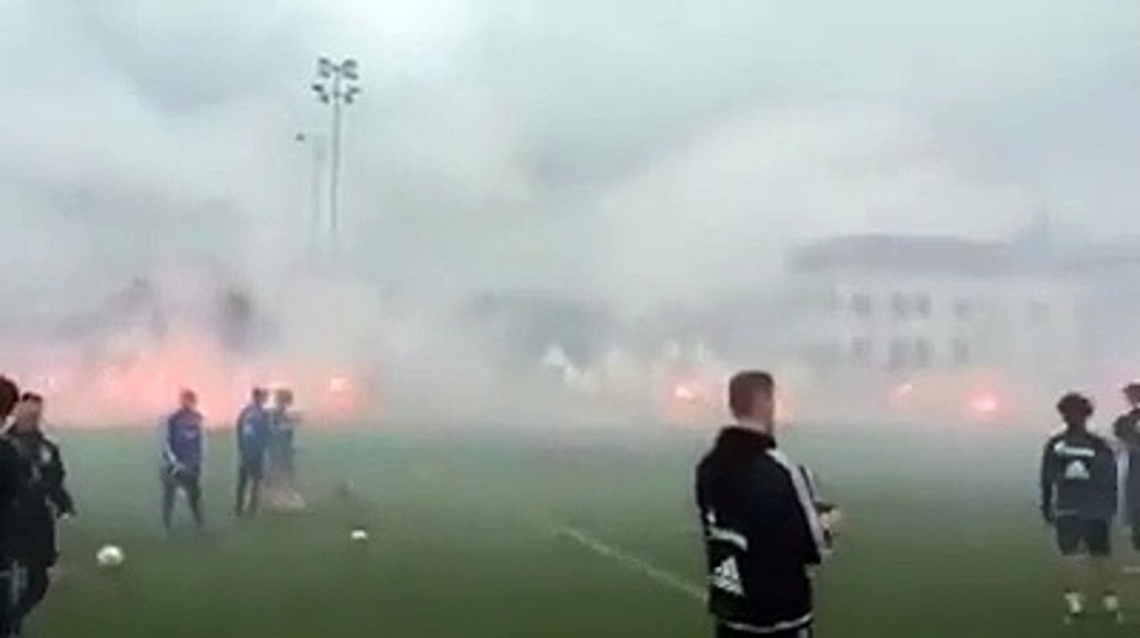 Adeptos do Schalke homenageiam jogadores no treino