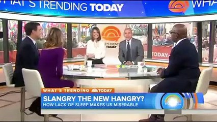 Menina captura peixe com cana de pesca da barbie