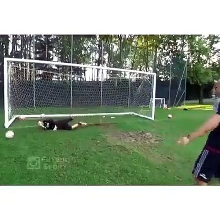 Jovem guarda-redes do Milan