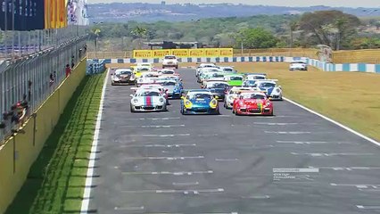 Filho de Nelson Piquet capota Porsche nove vezes no Brasil