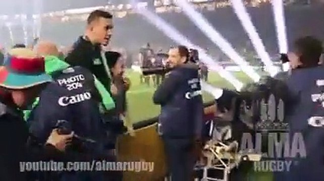 Jovem placado por segurança durante celebrações da Nova Zelândia