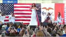 Katy Perry comemora os 31 anos em evento de Hilary Clinton