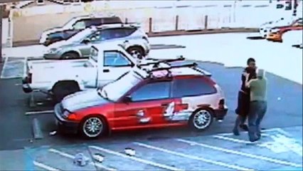 Mulher ataca idoso, mas tem surpresa desagradável