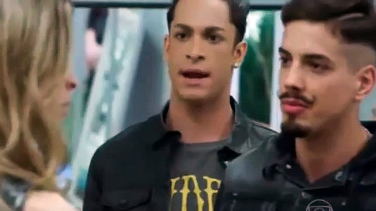 Grazi Massafera mostrou as mamas