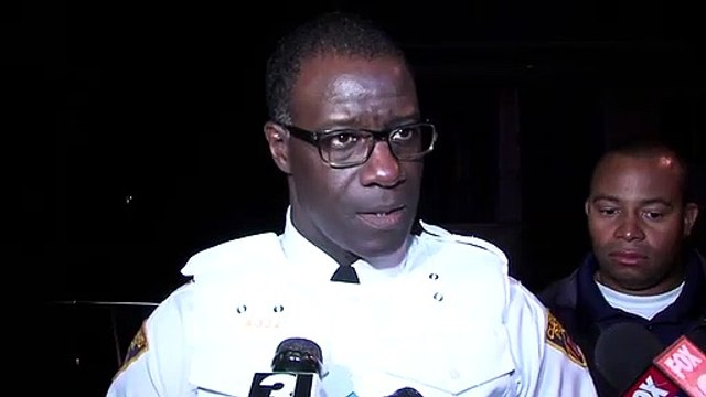 Chefe da polícia emociona-se em discurso contra a violência