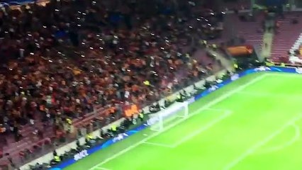 Sneijder celebra com adeptos do Galatasaray