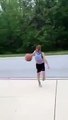 Rapaz atinge menina com bola